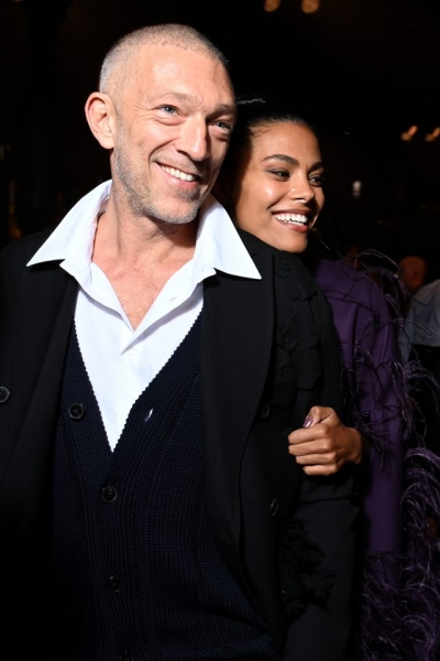 Редкий выход: Тина Кунаки и Венсан Кассель на Парижской Неделе моды 