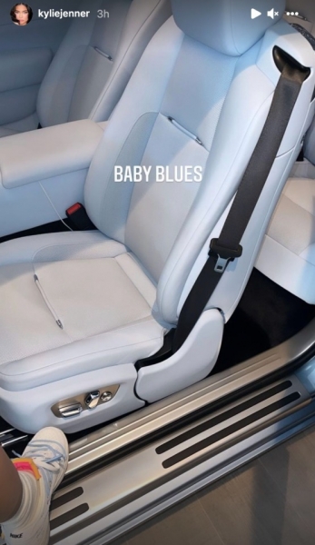 Скоро пополнение: беременная Кайли Дженнер намекнула на пол ребенка новым фото