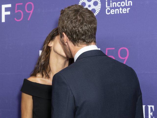 Страстные поцелуи: Бенедикт Камбербэтч и Софи Хантер смутили папарацци