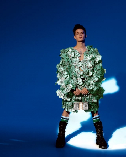 Телевизор вместо головы и пиджак из денег: как блогеры удивляют публику