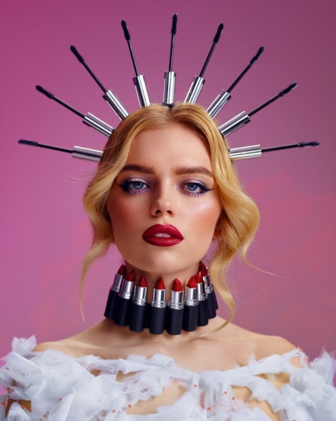 Телевизор вместо головы и пиджак из денег: как блогеры удивляют публику