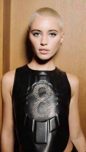 В дерзком мини: дочь Джуда Лоу покоряет Париж