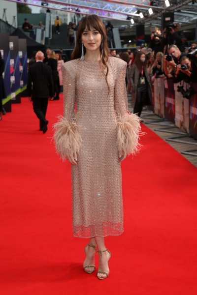 В «голом» платье и с перьями на манжетах: новый выход Дакоты Джонсон