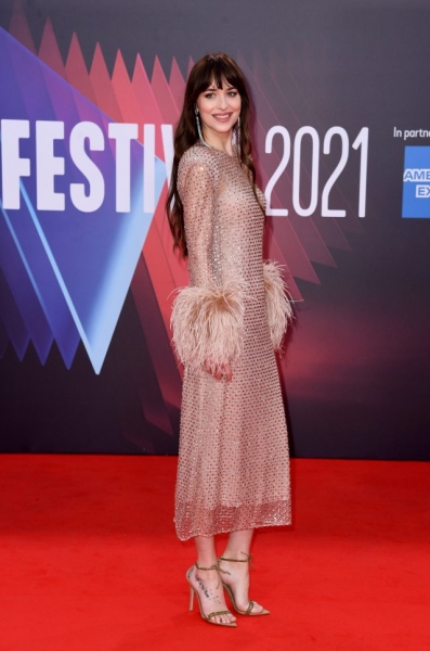 В «голом» платье и с перьями на манжетах: новый выход Дакоты Джонсон