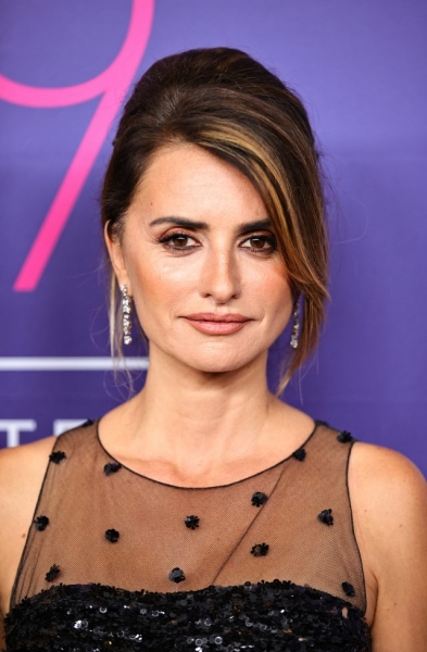 В сверкающем мини: новый выход 47-летней Пенелопы Крус