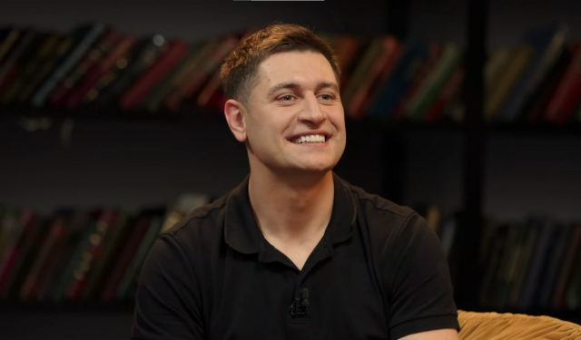 Видео: Алексей Щербаков пнул подарок Давы на «ЧБД» и получил волну хейта