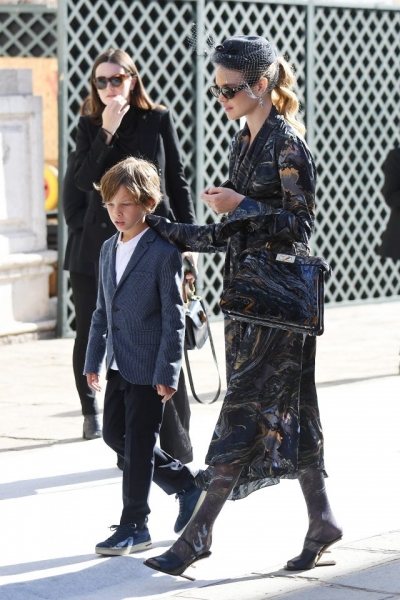 Впервые: Наталья Водянова вышла в свет с сыном от Антуана Арно 