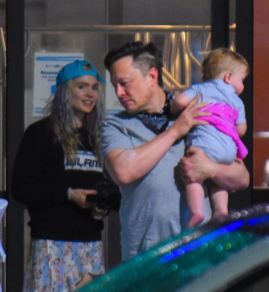 Все еще живут вместе: Граймс раскрыла детали расставания с Илоном Маском