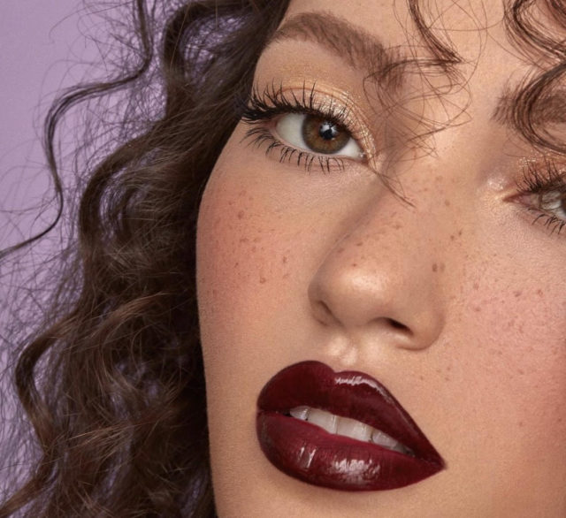 Все просто: как с помощью макияжа создать эффект наращенных ресниц 