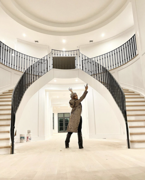 Бар у бассейна и зеркальный лифт: экскурсия по дому Карди Би за 6 млн долларов 