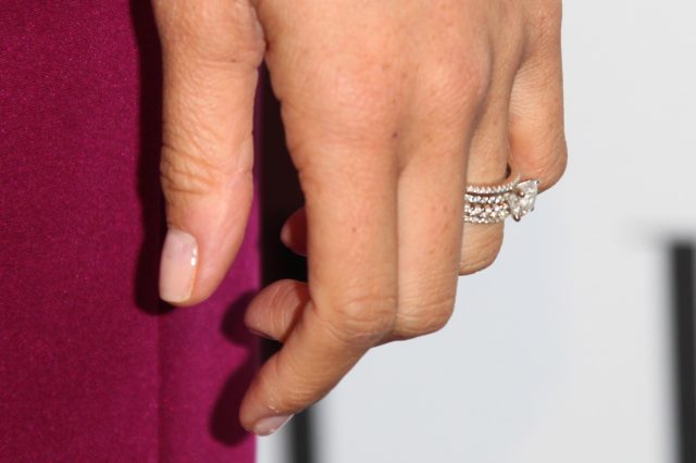 Больше бриллиантов: принц Гарри подарил Меган Маркл новое помолвочное кольцо