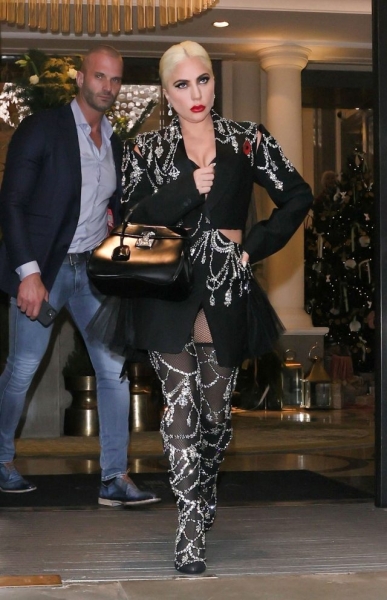 Черный лебедь: дерзкий выход Леди Гаги в юбке-пачке и цепях