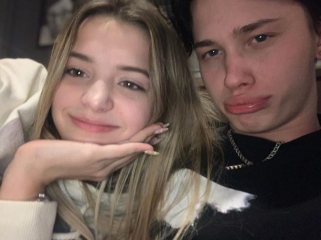 Даня Милохин и Женя Медведева повторили знаменитую сцену с поцелуем из «Человека паука»