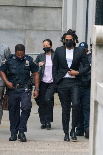 Деньги не пахнут: на Jay-Z подала в суд компания, создавшая его именной аромат