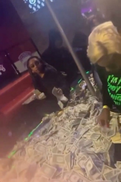 Drake разбросал 1 миллион долларов в клубе сразу после трагедии на Astroworld 