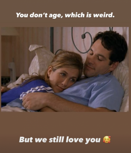 Дженнифер Энистон флиртует с &laquo;самым сексуальным мужчиной&raquo; в Stories 