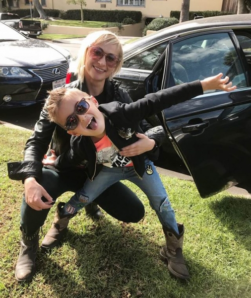 «Ее смерть теперь преследует его»: жена Алека Болдуина обеспокоена его состоянием