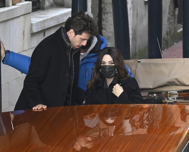 Элегантное появление: 57-летнюю Монику Беллуччи заметили вместе с режиссером Томом Вольфом в Венеции