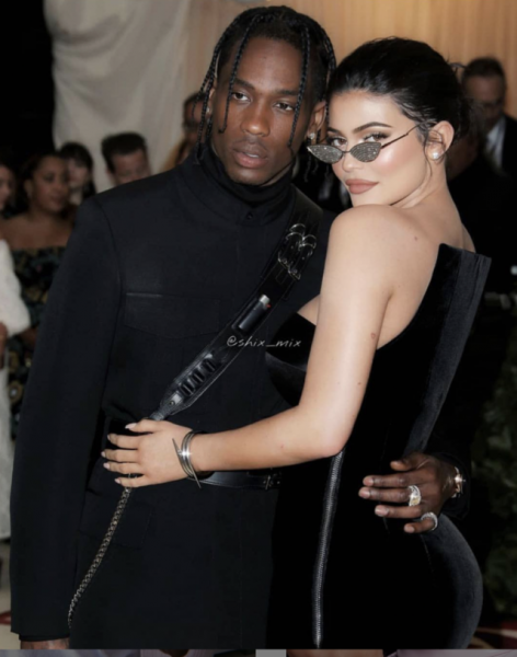 «Это шоу убило людей»: хейтеры затравили беременную Кайли Дженнер и Трэвиса Скотта