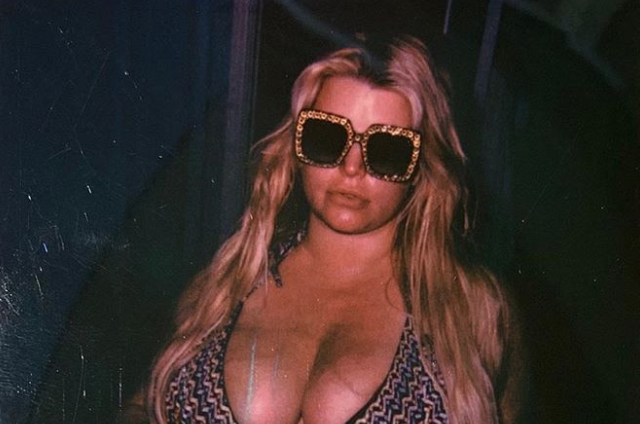 «Я себя не узнаю»: Джессика Симпсон рассказала о борьбе с зависимостью