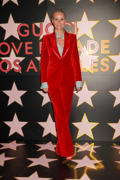 Как в 1996-м: Гвинет Пэлтроу повторила свой культовый образ с бархатным костюмом