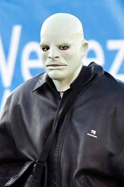 Канье выпустил делюкс-версию альбома Donda, но перед этим устроил скандальный перформанс