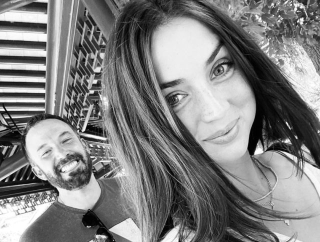 Кольцо на безымянном пальце: в Сети обсуждают помолвку Бена Аффлека и Аны де Армас