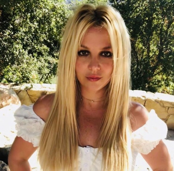 На фоне скорой свадьбы: Бритни Спирс поделилась редким фото с женихом