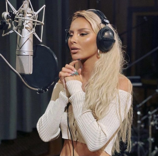 Новая глава: певица Asti удалила посты в Instagram и перекрасилась в блонд 