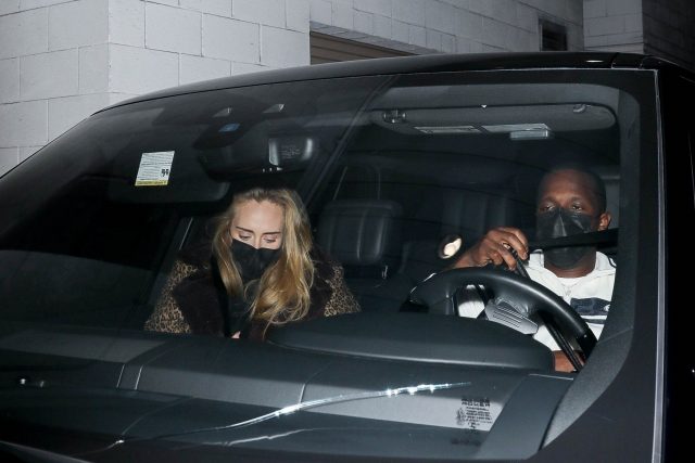 Новый выход: Адель в сияющем платье после первого выступления