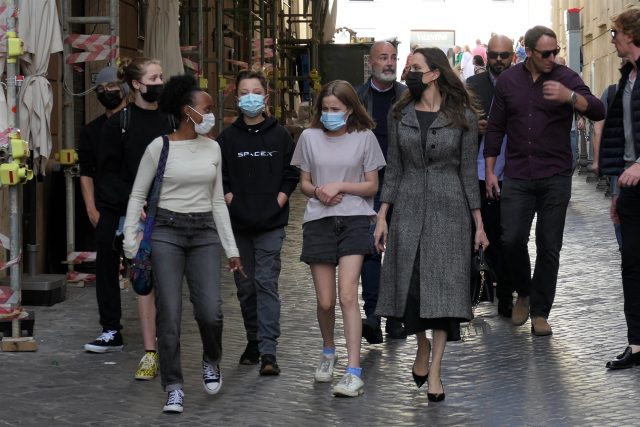 &laquo;Она использует детей&raquo;: Брэд Питт публично обвинил Анджелину Джоли в лицемерии - PEOPLETALK 