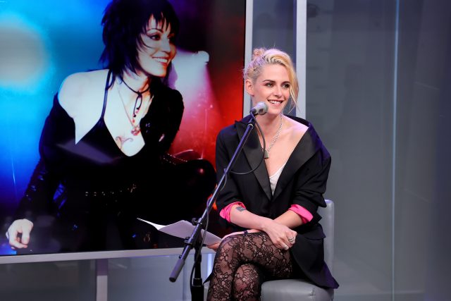 «Она перешла грань»: в Сети обсуждают дерзкий выход Кристен Стюарт в прозрачных лосинах