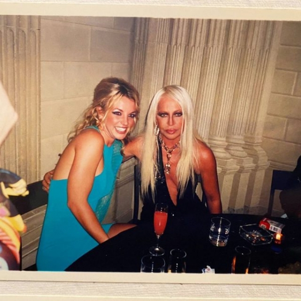 От Леди Гаги до Шер: как звезды поздравляют Бритни Спирс с освобождением из под опеки