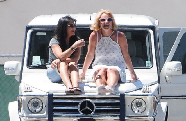 «Отец бы не додумался до такого»: Бритни Спирс обвинила мать в своем опекунстве