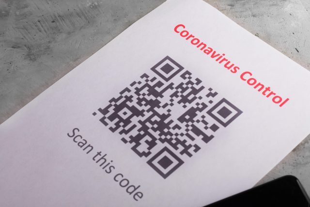Правительство подготавливает законопроекты об обязательных QR-кодах на транспорт, кафе и магазины