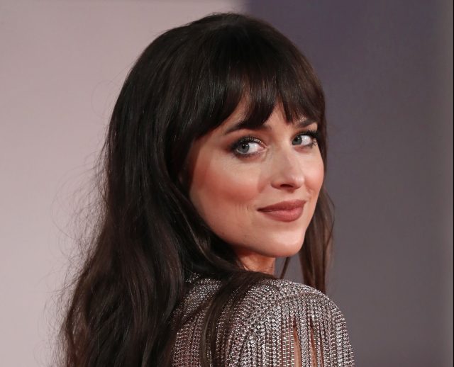 «Просто сделай это»: Дакота Джонсон рассказала, кто заставил ее сняться в «50 оттенках серого»