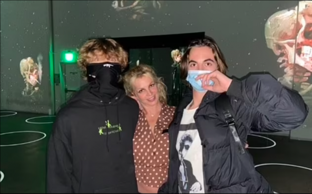 Редкие кадры: Бритни Спирс показала повзрослевших сыновей