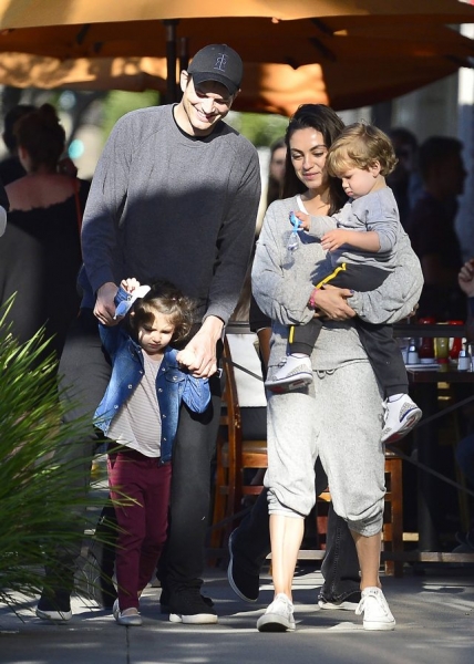 Редкий выход: Мила Кунис на романтической прогулке с Эштоном Кутчером