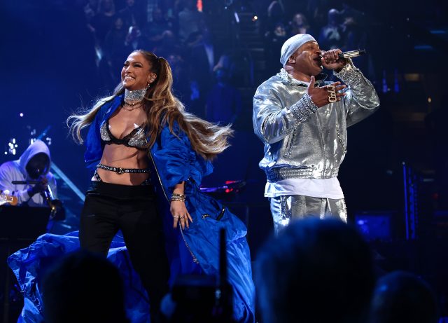 С голым прессом и в бра с блестками: 52-летняя Дженнифер Лопес поразила фанатов сценическим образом