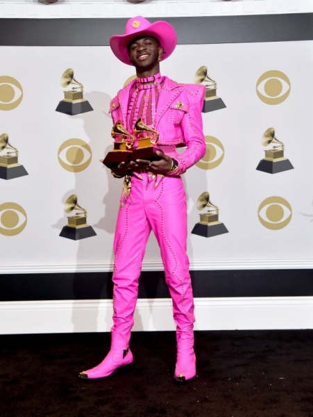 Солист Måneskin в чулках, Эзра Миллер в лаковых сапогах: топ самых эпатажных мужских выходов на красной дорожке