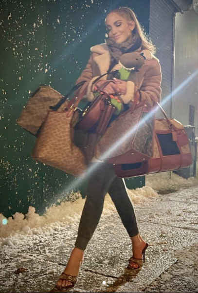 Спустя 19 лет: Дженнифер Лопес повторила сцену из культового клипа в новой рекламной кампании Coach 