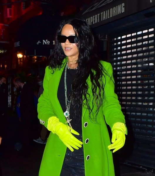 Светится в темноте: фанаты в восторге от нового выхода Рианны