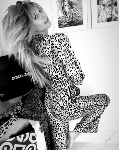 В леопардовом пальто и с камуфляжной сумкой: яркий выход 48-летней Хайди Клум