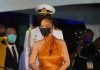 В шелковом платье с завязками на шее: Рианна получила звание национального героя Барбадоса