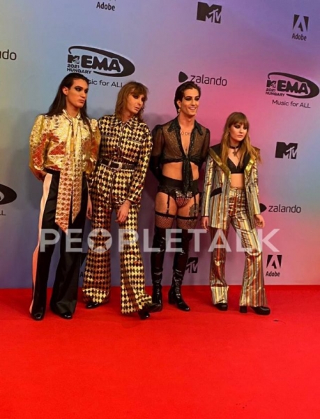 Вызывающий выход: солист группы Måneskin Дамиано появился на красной дорожке в одних чулках