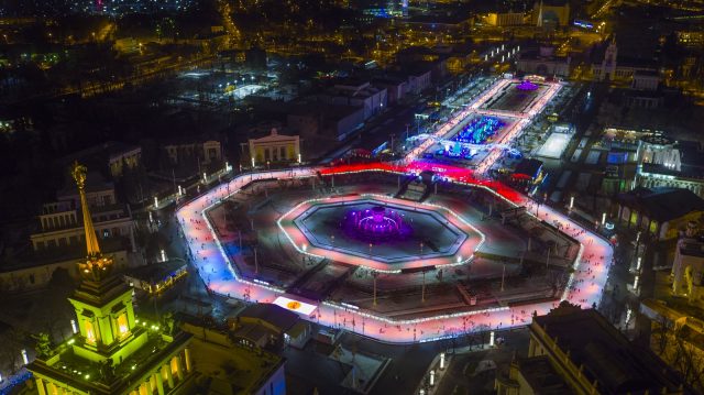 Зима близко: на ВДНХ началась заливка самого большого катка Москвы