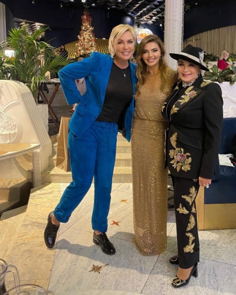 Атласный костюм и мерцающее платье: Алина Кабаева произвела фурор своими новыми образами