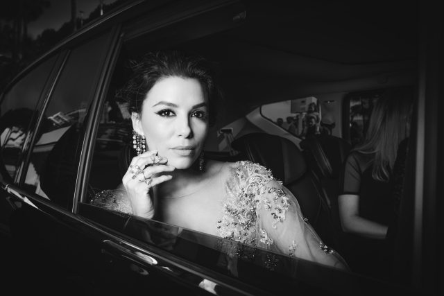 Без стеснений: 46-летняя звезда «Отчаянных домохозяек» Ева Лонгория вышла в боди и прозрачных брюках 