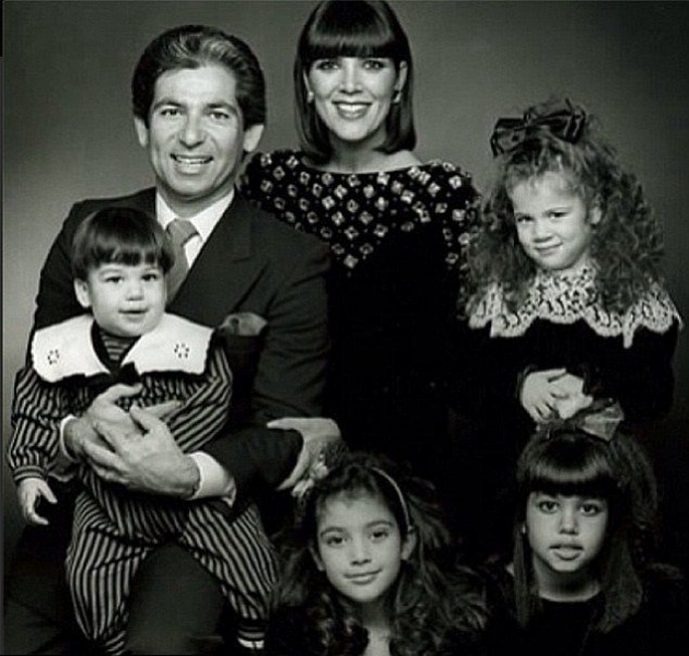 Что не так с новой рождественской открыткой семейства Кардашьян-Дженнер?