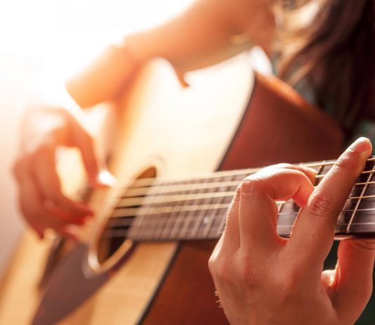 Как быстро научиться играть на гитаре